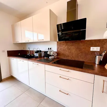 Beautiful Duplex 5 Minutes From Downtown Апартаменты *