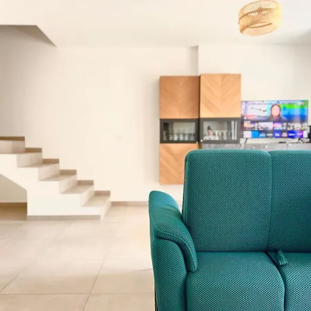 Beautiful Duplex 5 Minutes From Downtown Апартаменты *